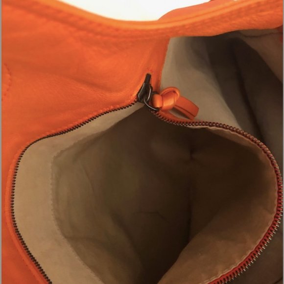 BOTTEGA VENETA INTRECCIATO LEATHER TOTE - Picture 9 of 12